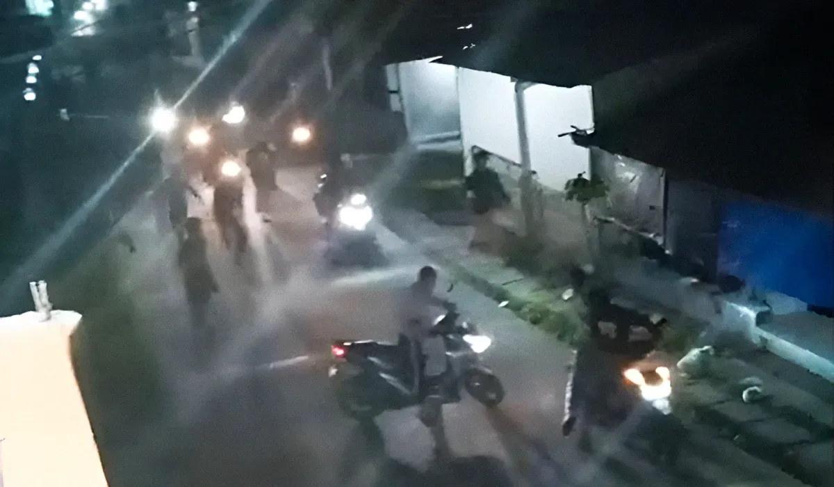 Tangkap layar aksi tawuran antar geng pemuda di Kampung Turi, Desa Sriamur, Kecamatan Tambun Utara, Kabupaten Bekasi terekam kamera warga sekitar.