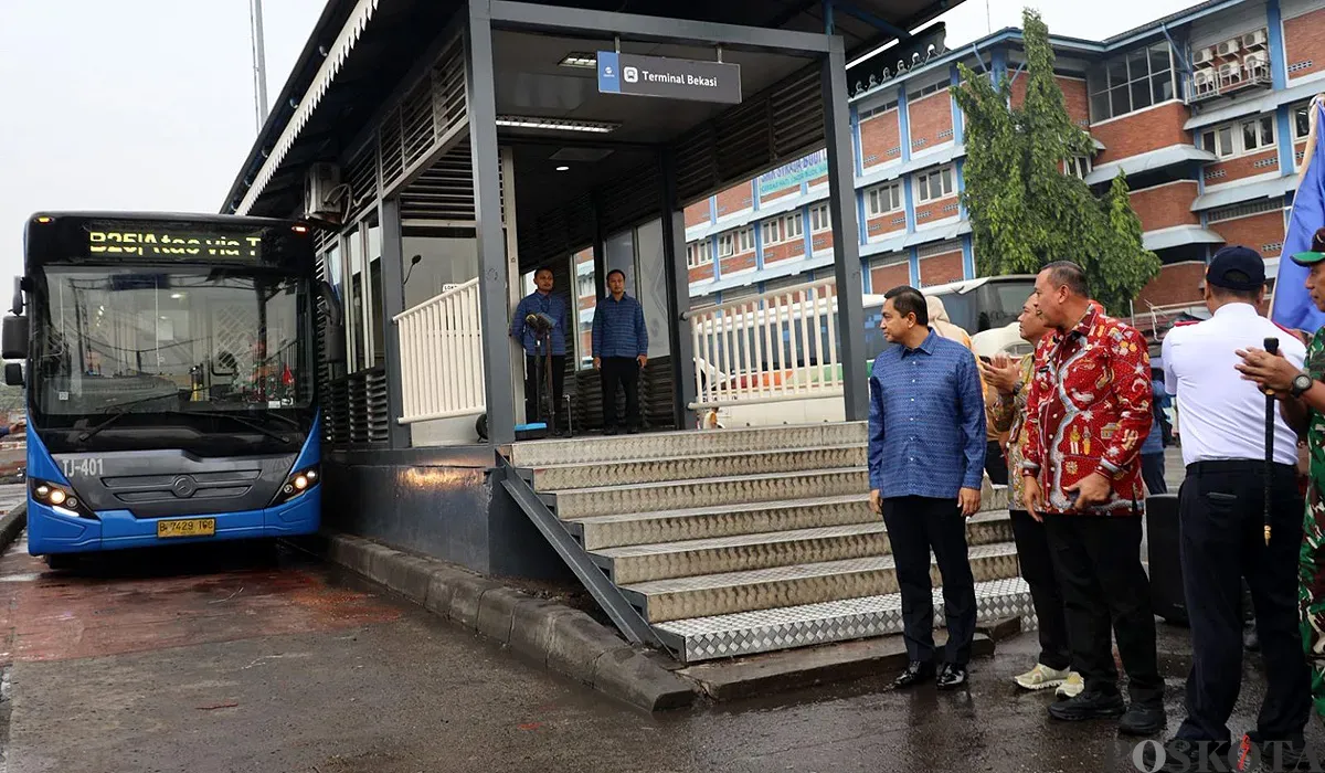 Wali Kota Bekasi, Tri Adhianto, resmi membuka rute baru TransJabodetabek jurusan Bekasi-Dukuh Atas di Terminal Induk Kota Bekasi, Kamis 3 Juli 2025. (Sumber: POSKOTA | Foto: Nurpini Aulia Rapika)