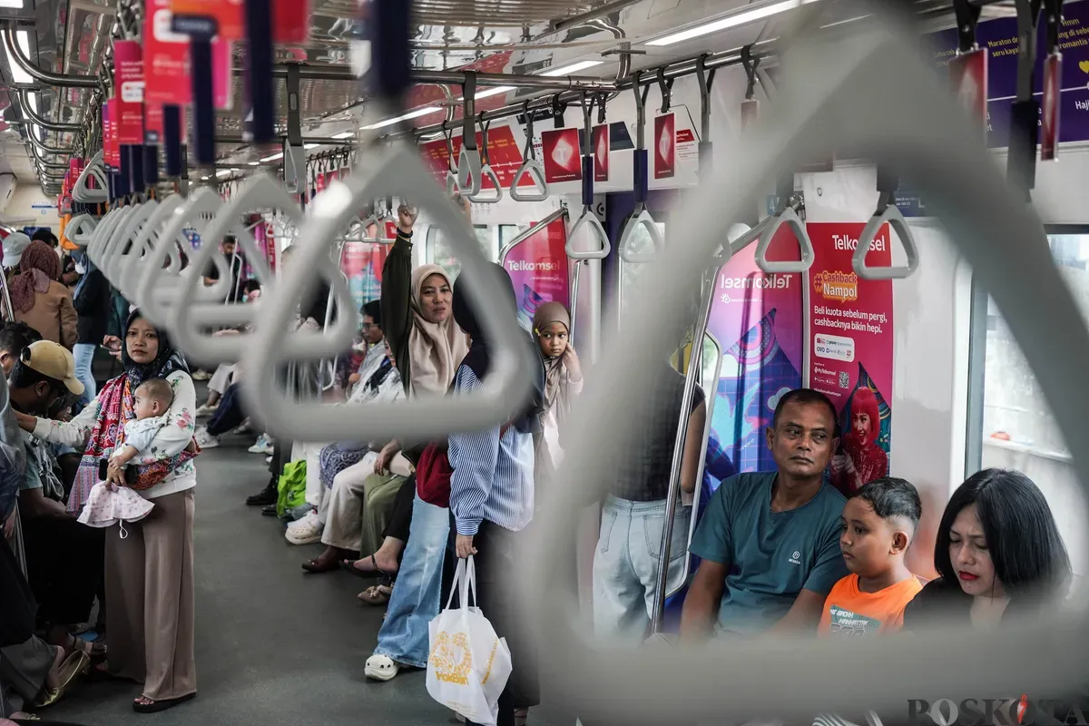 Sejumlah warga menaiki MRT saat peringatan HUT ke - 79 Bhayangkara di Jakarta, Selasa, 1 Juli 2025. (Sumber: Poskota/Bilal Nugraha Ginanjar)