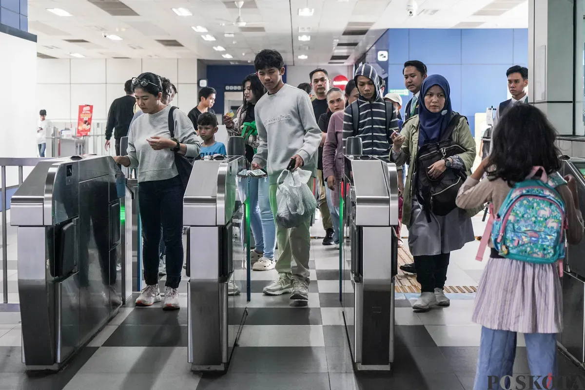 Sejumlah warga menaiki MRT saat peringatan HUT ke - 79 Bhayangkara di Jakarta, Selasa, 1 Juli 2025. (Sumber: Poskota/Bilal Nugraha Ginanjar)