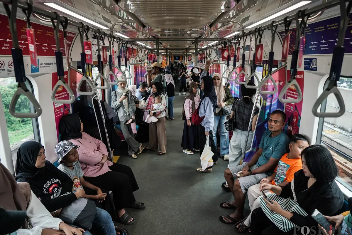 Sejumlah warga menaiki MRT saat peringatan HUT ke - 79 Bhayangkara di Jakarta, Selasa, 1 Juli 2025. (Sumber: Poskota/Bilal Nugraha Ginanjar)