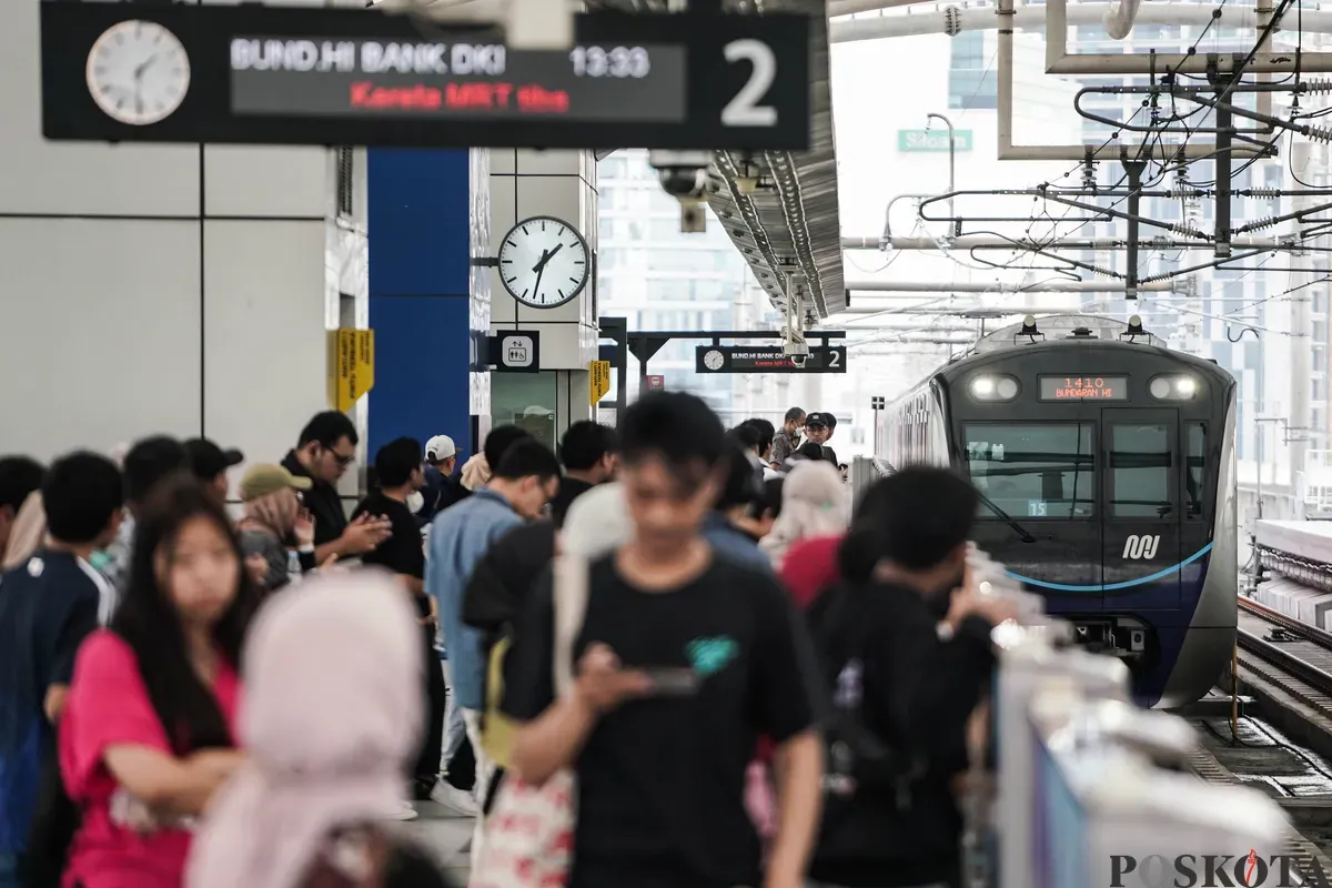 Sejumlah warga menaiki MRT saat peringatan HUT ke - 79 Bhayangkara di Jakarta, Selasa, 1 Juli 2025. (Sumber: Poskota/Bilal Nugraha Ginanjar)