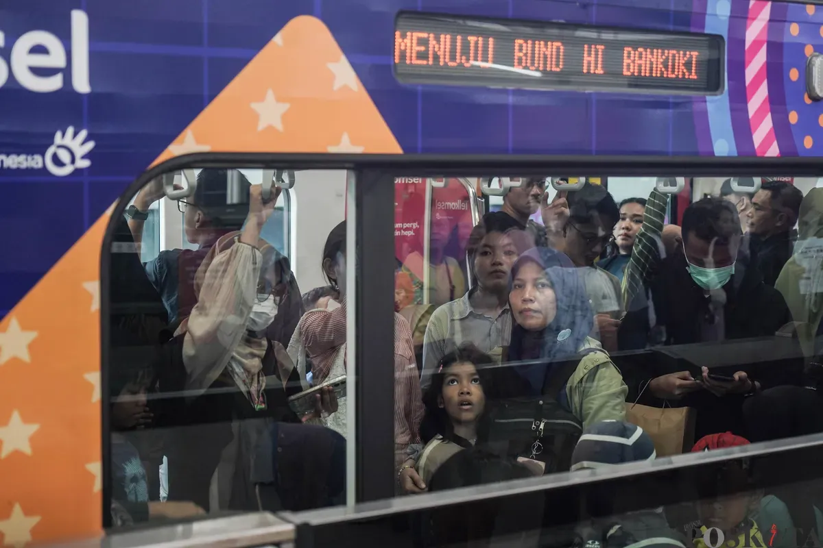 Sejumlah warga menaiki MRT saat peringatan HUT ke - 79 Bhayangkara di Jakarta, Selasa, 1 Juli 2025. (Sumber: Poskota/Bilal Nugraha Ginanjar)