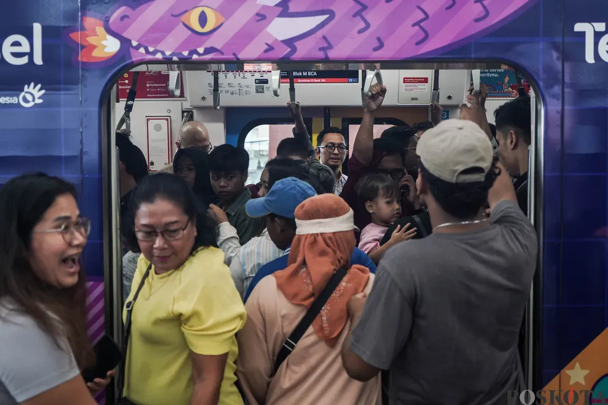 Sejumlah warga menaiki MRT saat peringatan HUT ke - 79 Bhayangkara di Jakarta, Selasa, 1 Juli 2025. (Sumber: Poskota/Bilal Nugraha Ginanjar)