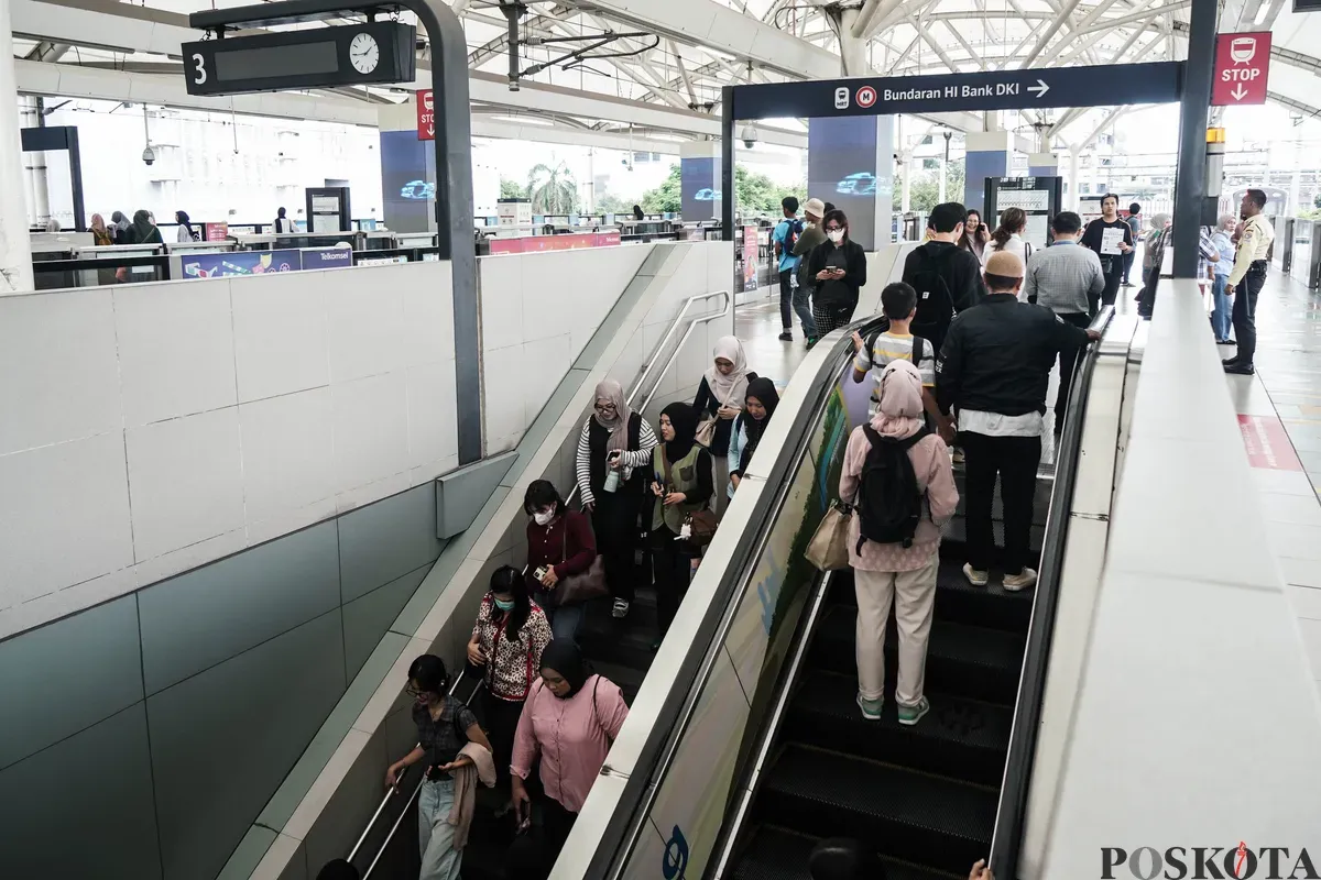 Sejumlah warga menaiki MRT saat peringatan HUT ke - 79 Bhayangkara di Jakarta, Selasa, 1 Juli 2025. (Sumber: Poskota/Bilal Nugraha Ginanjar)