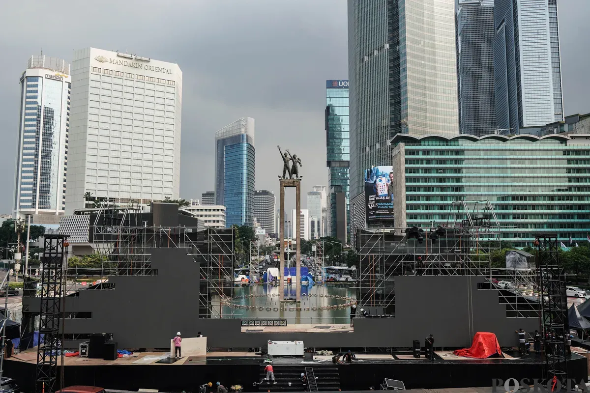 Para pekerja menyelesaikan pembangunan panggung di kawasan Bundaran Hotel Indonesia (HI), Jakarta, Jumat, 4 Juli 2025. (Sumber: Poskota/Bilal Nugraha Ginanjar)
