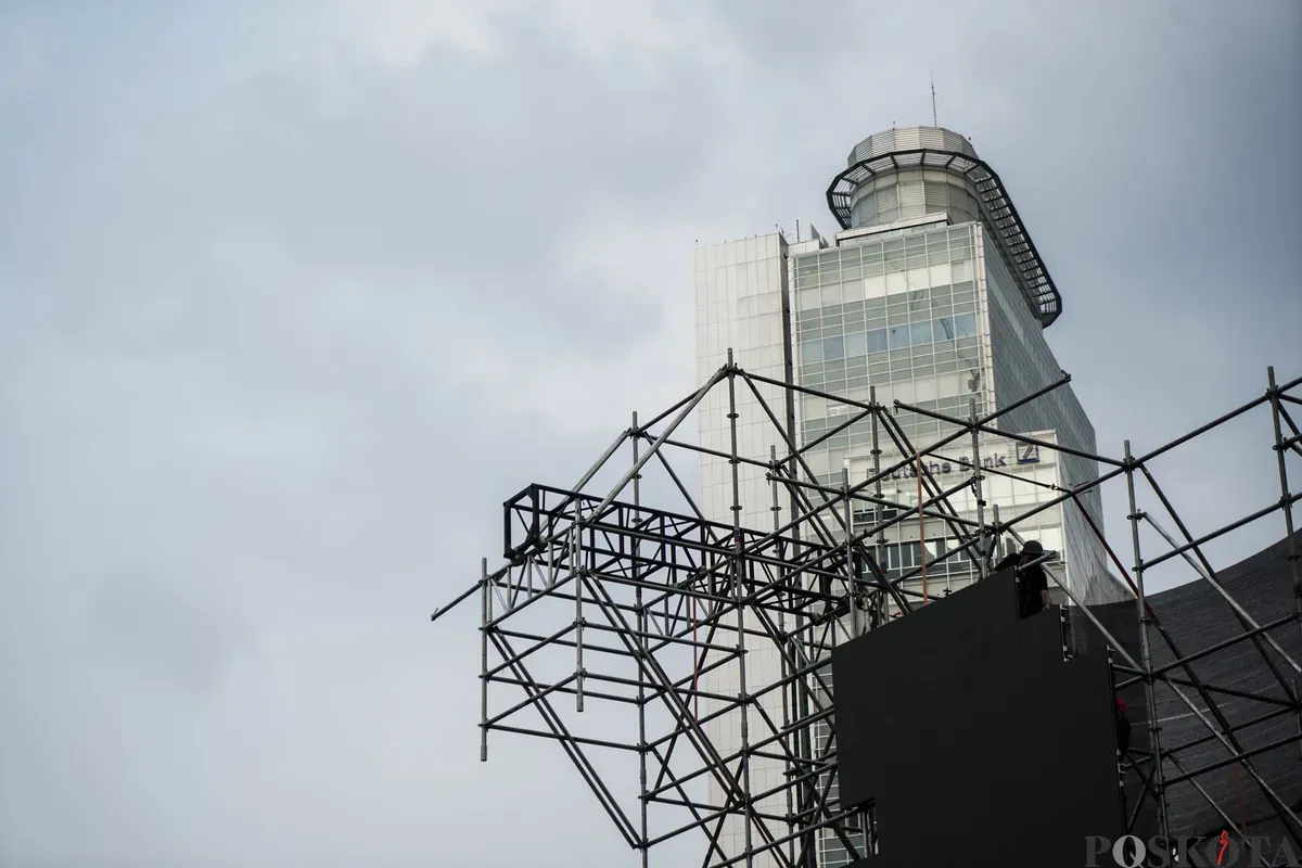 Para pekerja menyelesaikan pembangunan panggung di kawasan Bundaran Hotel Indonesia (HI), Jakarta, Jumat, 4 Juli 2025. (Sumber: Poskota/Bilal Nugraha Ginanjar)
