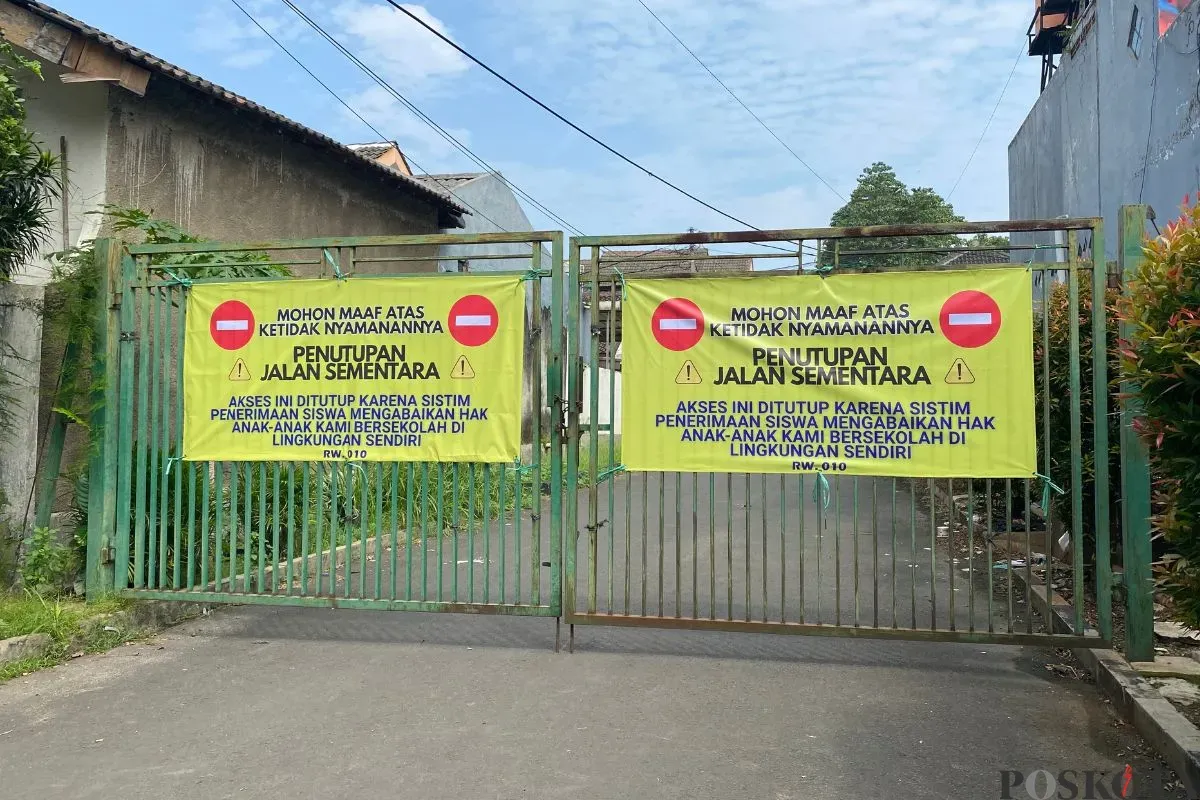 Akses jalan SMAN 6 Kota Tangerang Selatan disegel, Jumat, 4 Juli 2025. (Sumber: Poskota/Primayanti Juli Kumala Manalu)