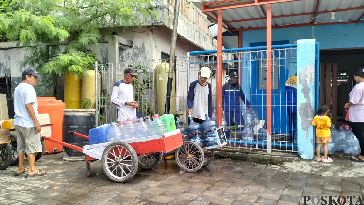 Seorang warga Pulau Kelapa sedang mengisi dan mengantri air dari Brackish Water Reverse Osmosis (BWRO) yang air itu biasa digunakan untuk minum, Jumat, 4 Juli 2025. (Sumber: Poskota/M. Tegar Jihad)