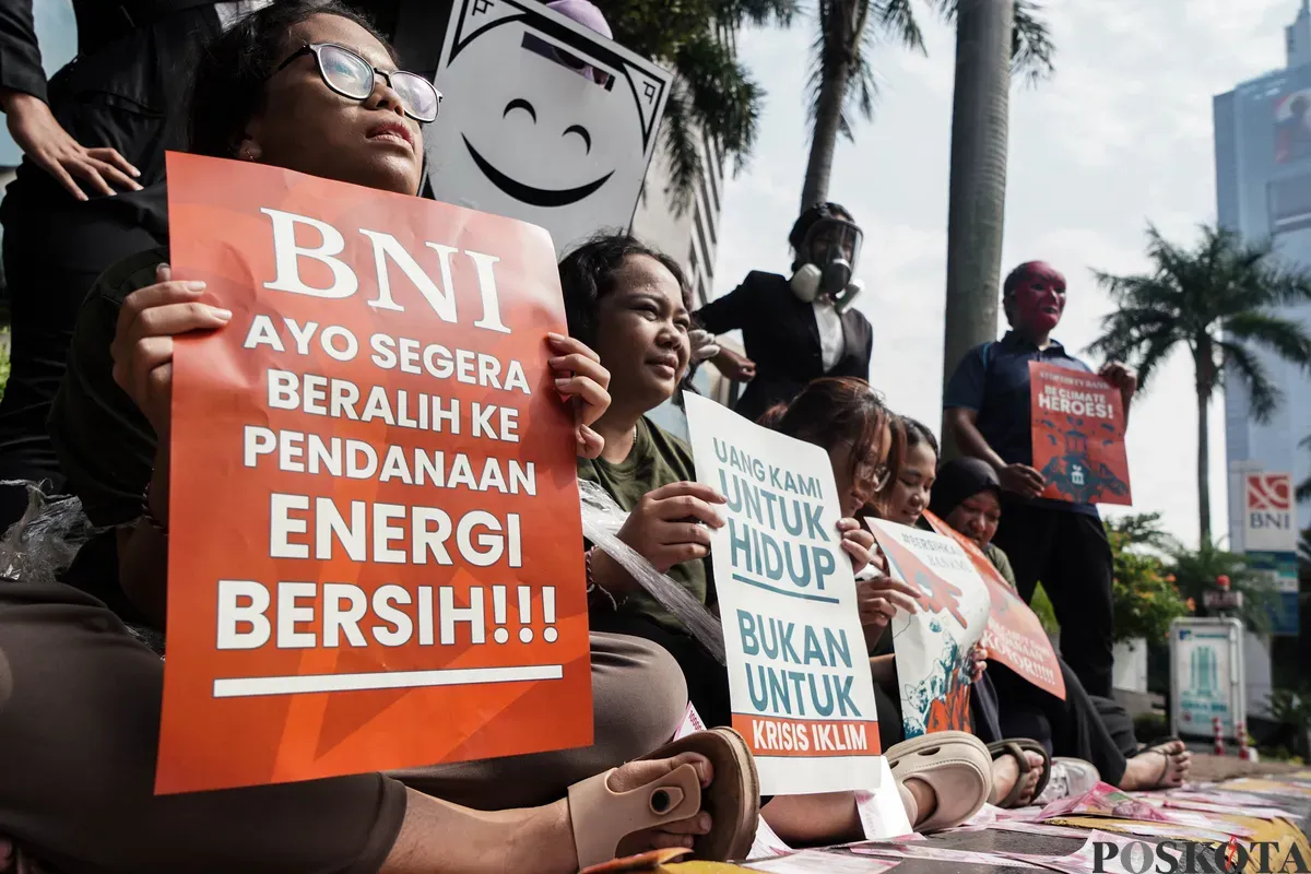 Sejumlah Aktivis dari Enter Nusantara, Climate Rangers Jakarta, dan Koalisi Bersihkan Bankmu melakukan aksi demonstrasi di depan BNI Tower, Jakarta, Jum'at, 4 Juli 2025. (Sumber: Poskota/Bilal Nugraha Ginanjar)