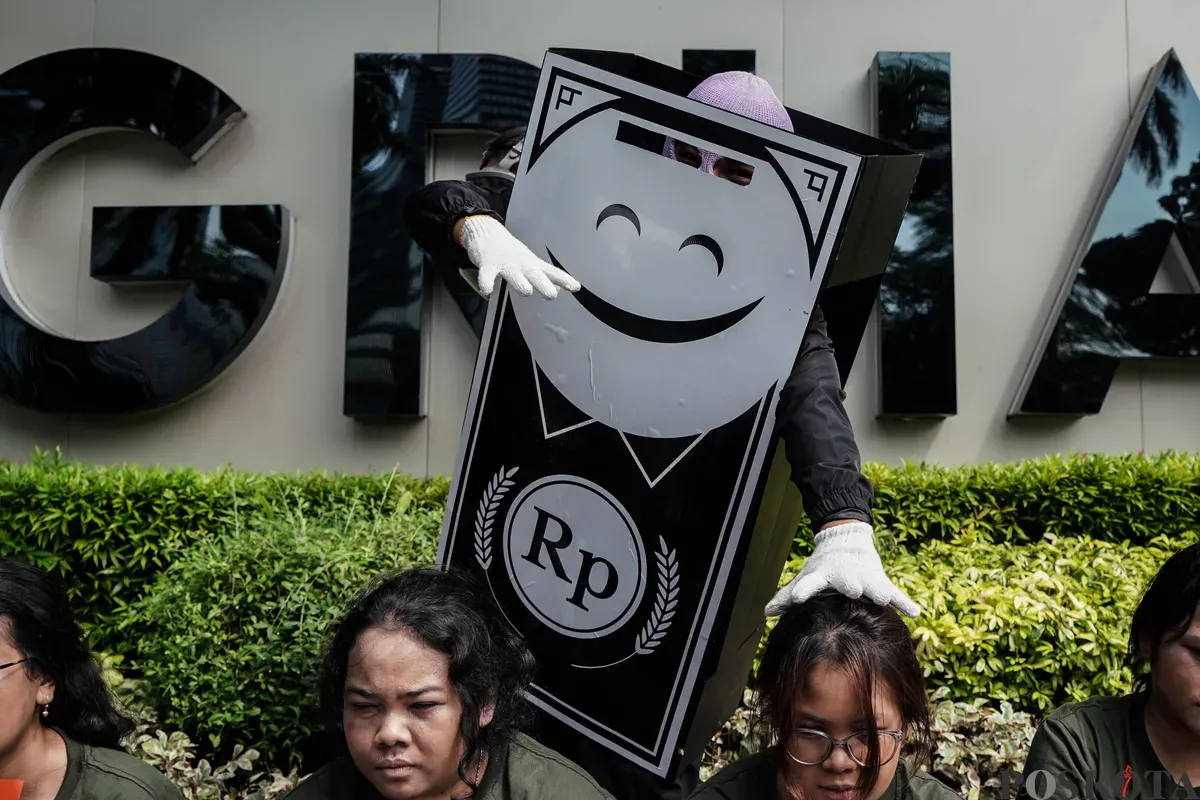 Sejumlah Aktivis dari Enter Nusantara, Climate Rangers Jakarta, dan Koalisi Bersihkan Bankmu melakukan aksi demonstrasi di depan BNI Tower, Jakarta, Jum'at, 4 Juli 2025. (Sumber: Poskota/Bilal Nugraha Ginanjar)