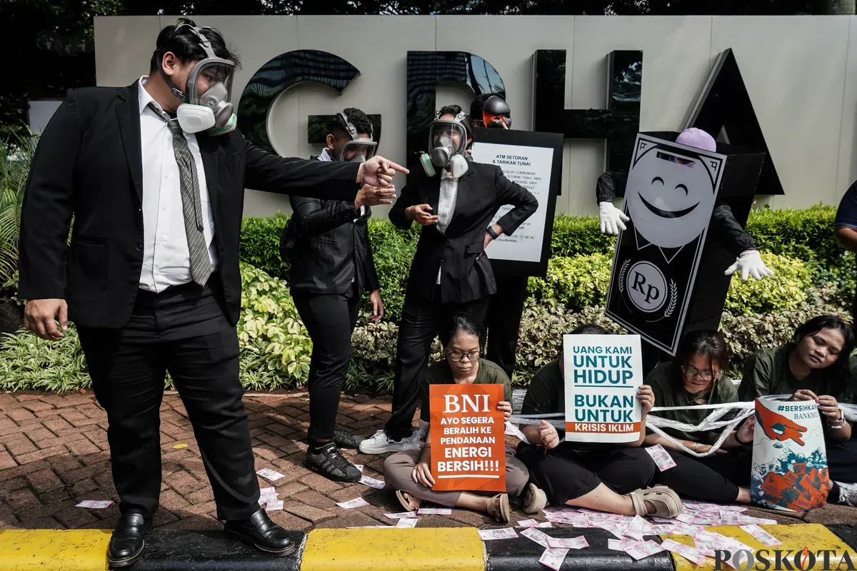 Sejumlah Aktivis dari Enter Nusantara, Climate Rangers Jakarta, dan Koalisi Bersihkan Bankmu melakukan aksi demonstrasi di depan BNI Tower, Jakarta, Jum'at, 4 Juli 2025. (Sumber: Poskota/Bilal Nugraha Ginanjar)