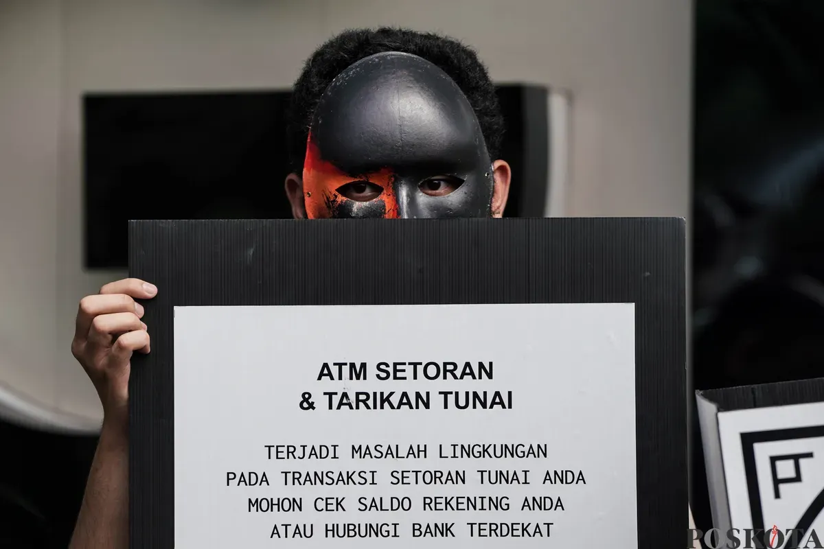 Sejumlah Aktivis dari Enter Nusantara, Climate Rangers Jakarta, dan Koalisi Bersihkan Bankmu melakukan aksi demonstrasi di depan BNI Tower, Jakarta, Jum'at, 4 Juli 2025. (Sumber: Poskota/Bilal Nugraha Ginanjar)