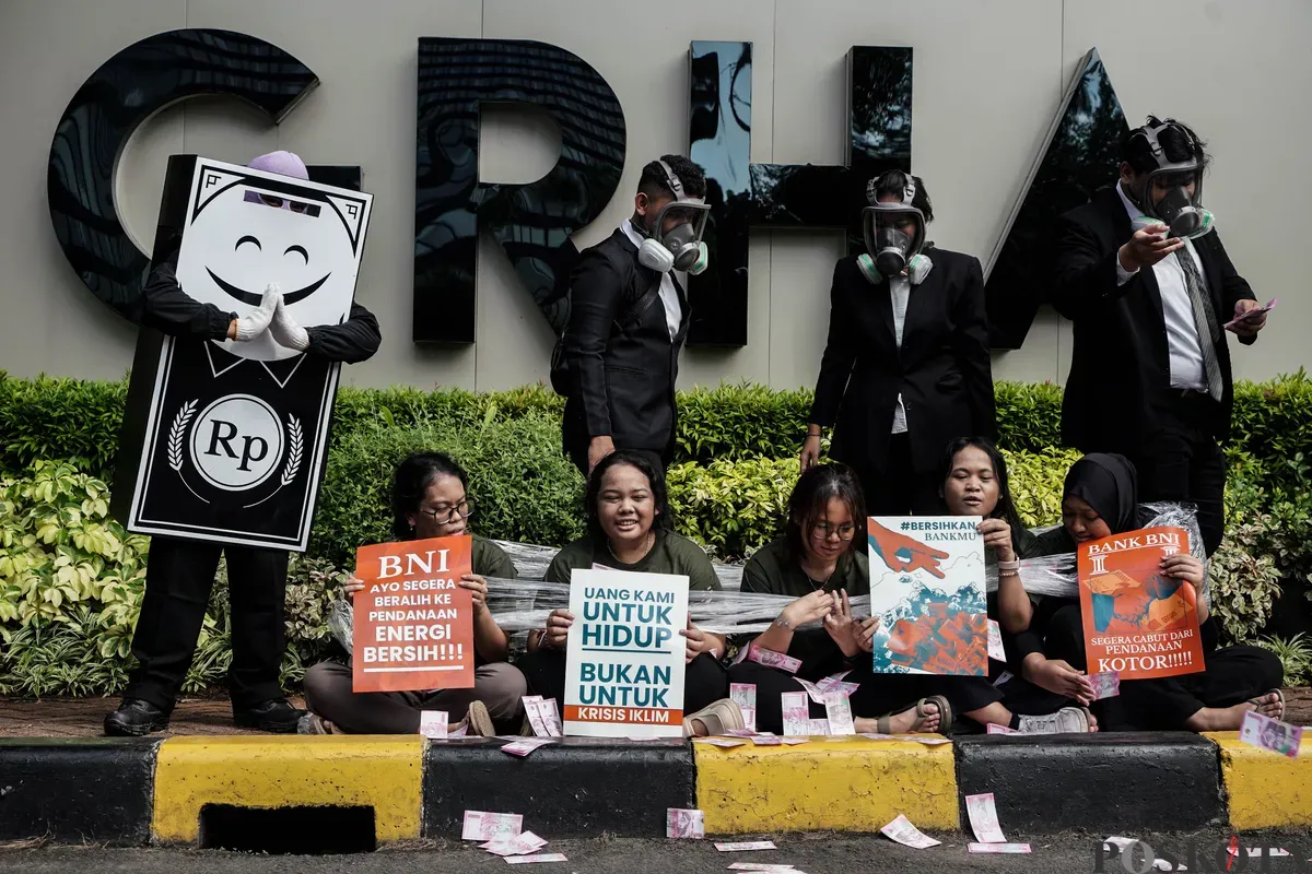 Sejumlah Aktivis dari Enter Nusantara, Climate Rangers Jakarta, dan Koalisi Bersihkan Bankmu melakukan aksi demonstrasi di depan BNI Tower, Jakarta, Jum'at, 4 Juli 2025. (Sumber: Poskota/Bilal Nugraha Ginanjar)