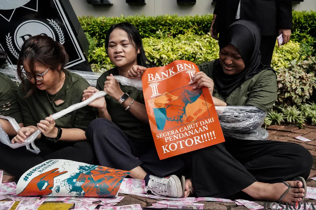Sejumlah Aktivis dari Enter Nusantara, Climate Rangers Jakarta, dan Koalisi Bersihkan Bankmu melakukan aksi demonstrasi di depan BNI Tower, Jakarta, Jum'at, 4 Juli 2025. (Sumber: Poskota/Bilal Nugraha Ginanjar)