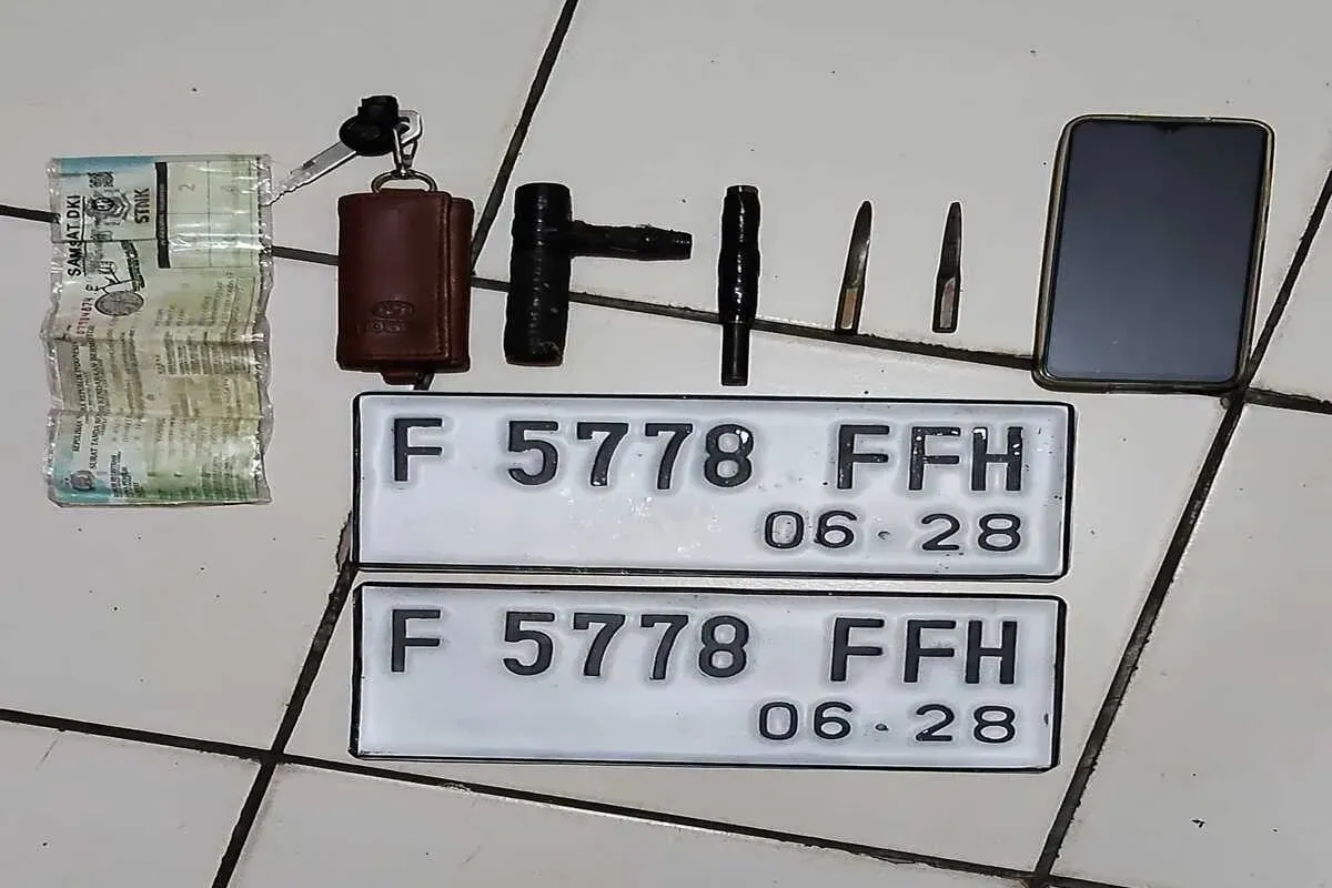 Sejumlah barang bukti anak mata kuncidan plat nomor diduga palsu berhasil diamankam petugas Polsek Cimanggis dari tersangka curanmor di Depok. (Sumber: Poskota/Angga Pahlevi)