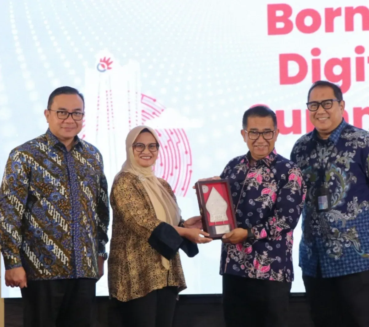 Direktur Utama Telkom Dian Siswarini (kedua dari kiri) saat menyerahkan cinderamata kepada Direktur Jenderal Otonomi Daerah Kemendagri Dr. Akmal Malik, M.Si. (kedua dari kanan). (Sumber: Dok. Telkom)