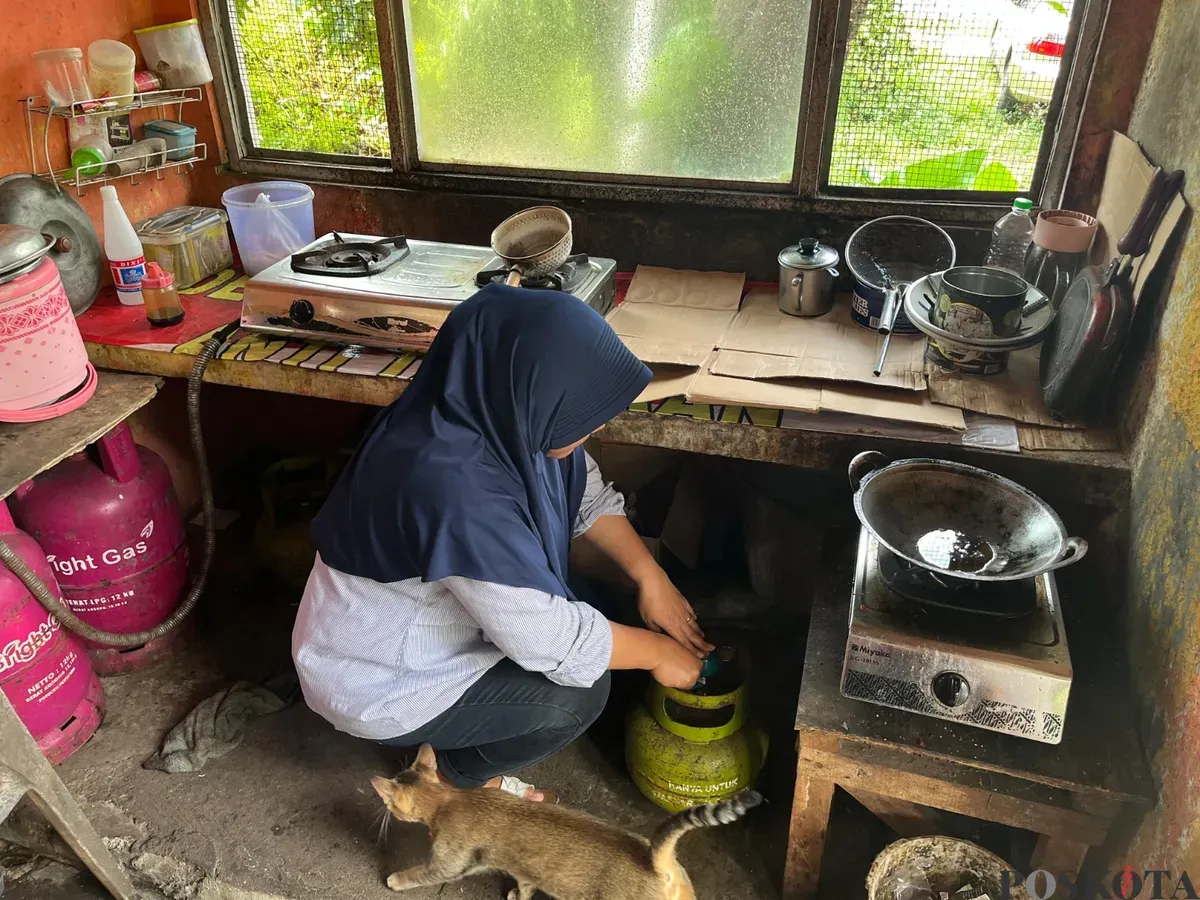 Irma Haryanti, 43 tahun warga Palmerah saat hendak mengganti tabung gas LPG 3 kilogram yang habis, Jumat, 4 Juli 2025. (Sumber: Poskota/Pandi Ramedhan)