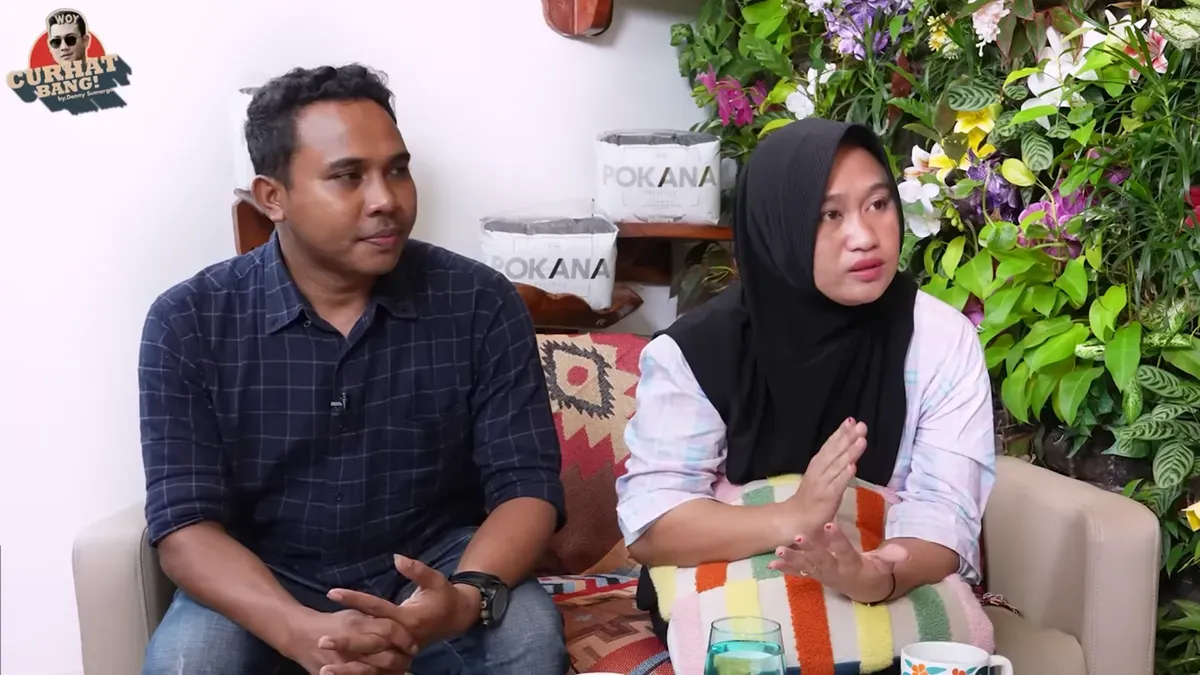 Orang tua kasus dugaan malapraktik yang menimpa  balita bernama Arumi. (Sumber: YouTube/CURHAT BANG Denny Sumargo)