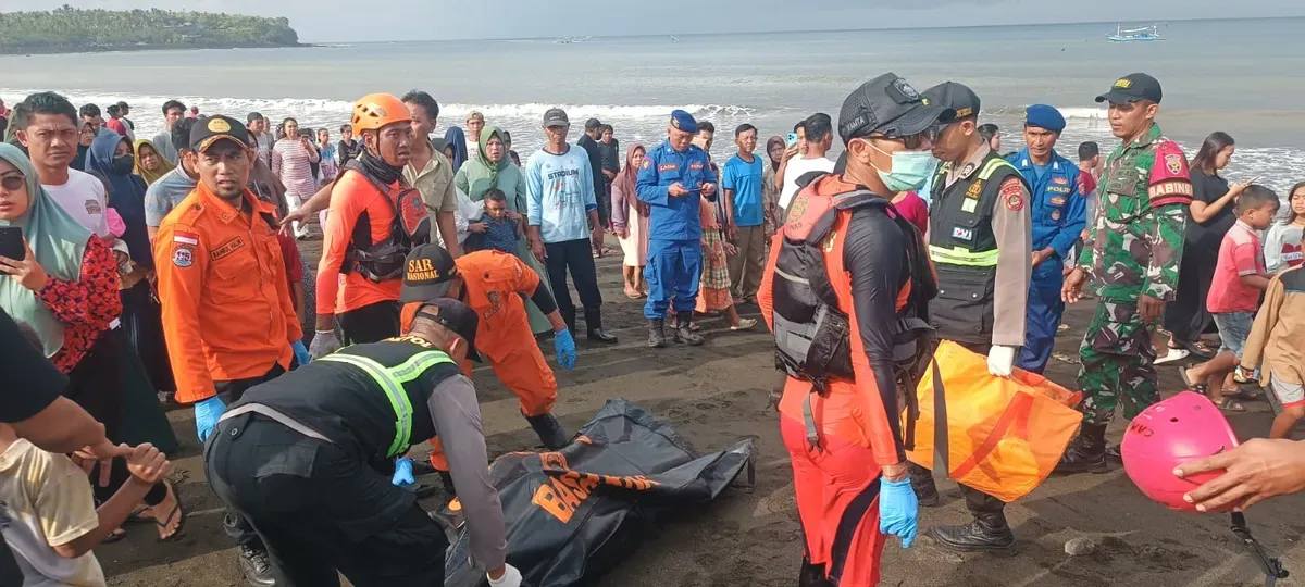 Proses evakuasi korban Kapal Tunu Pratama Jaya yang tenggelam di perairan Selat Bali, pada Rabu, 2 Juli 2025 malam. (Sumber: BASARNAS)