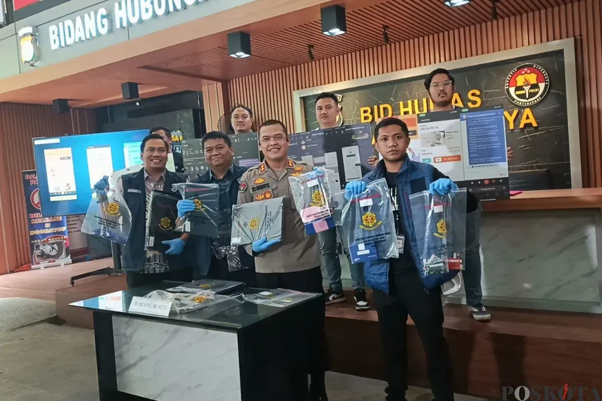Direktorat Siber Polda Metro Jaya membongkar sindikat kejahatan siber dengan modus love scam di Mapolda Metro Jaya, Jumat, 4 Juli 2025. (Sumber: Poskota/Ali Mansur)