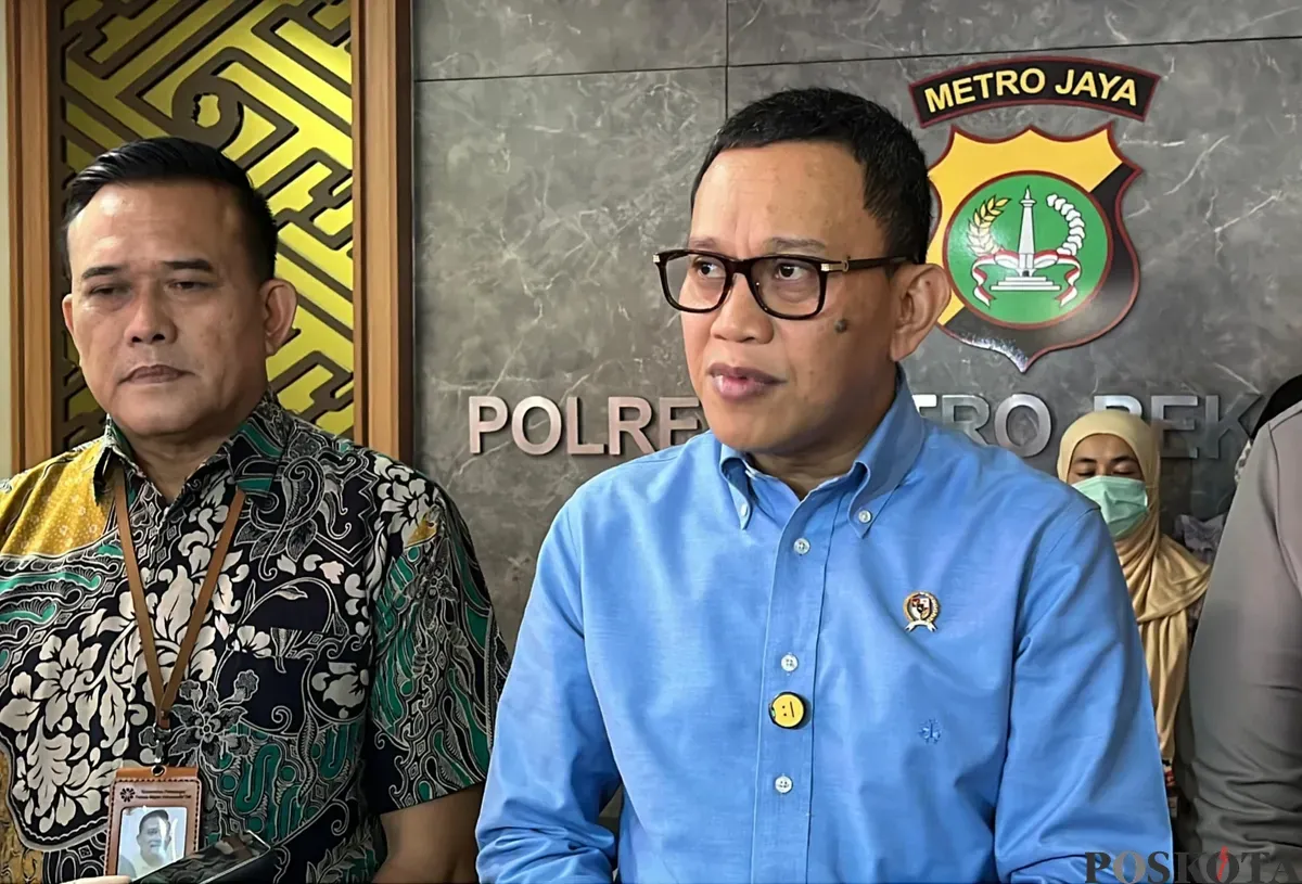 Menteri P2MI, Abdul Kadir Kardingsaat berkunjung ke Mapolres Metro Bekasi Kota, Jumat, 4 Juli 2025. (Sumber: Poskota/Nurpini Aulia Rapika)