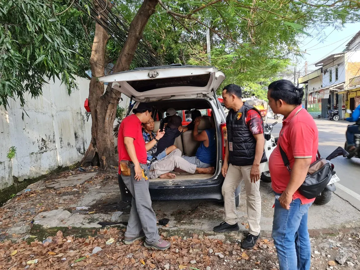 Polisi menangkap lima preman yang melakukan pemalakan terhadap sopir travel di pangkalan Metro Kapuk Raya, Cengkareng, Jakarta Barat, Kamis, 3 Juli 2025. (Sumber: Polsek Cengkareng)
