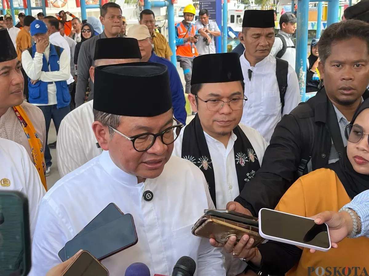 Gubernur Jakarta Pramono Anung saat menyampaikan pernyataan kepada awak media di Pulau Kelapa, Kepulauan Seribu, Jumat, 4 Juli 2025. (Sumber: Poskota/M. Tegar Jihad)