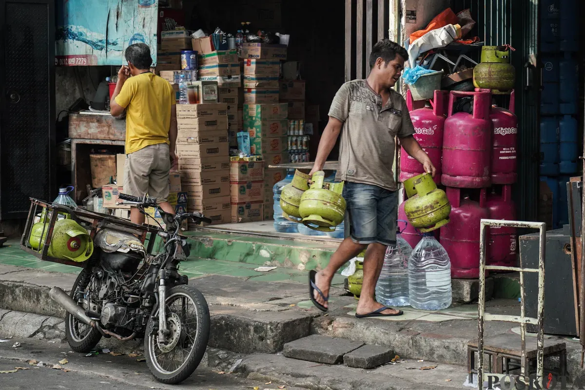 Penjual menata elpiji subsidi 3 kg yang akan diantarkan ke rumah warga di Kawasan Palmerah, Jakarta, Jum'at, 4 Juli 2025. (Sumber: Poskota/Bilal Nugraha Ginanjar)
