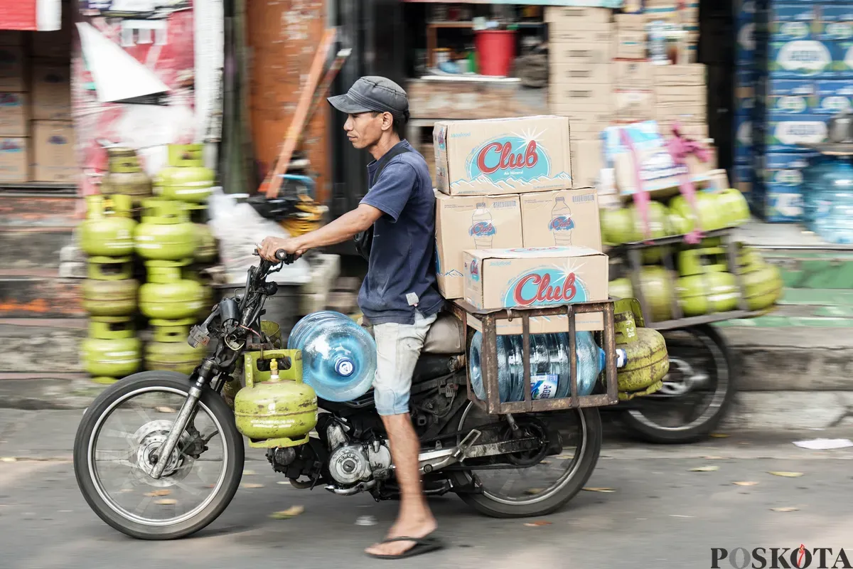 Penjual menata elpiji subsidi 3 kg yang akan diantarkan ke rumah warga di Kawasan Palmerah, Jakarta, Jum'at, 4 Juli 2025. (Sumber: Poskota/Bilal Nugraha Ginanjar)