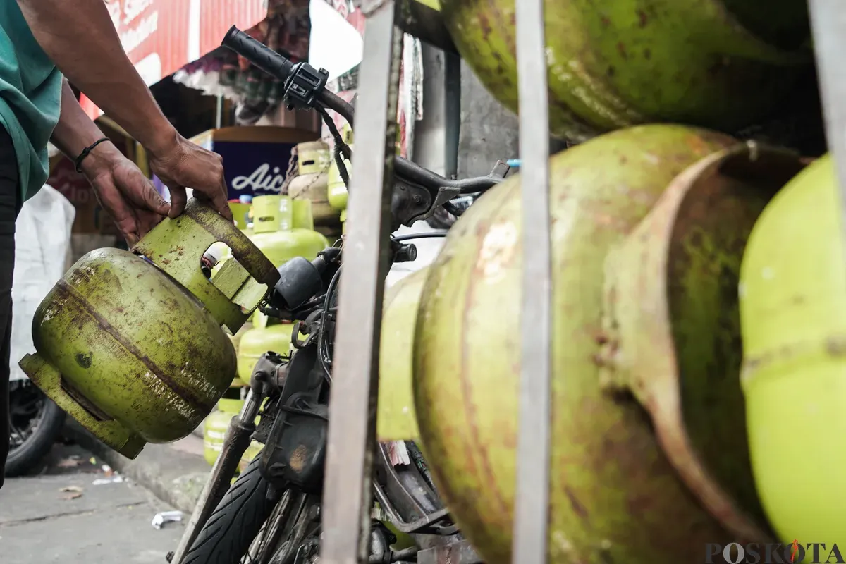 Penjual menata elpiji subsidi 3 kg yang akan diantarkan ke rumah warga di Kawasan Palmerah, Jakarta, Jum'at, 4 Juli 2025. (Sumber: Poskota/Bilal Nugraha Ginanjar)