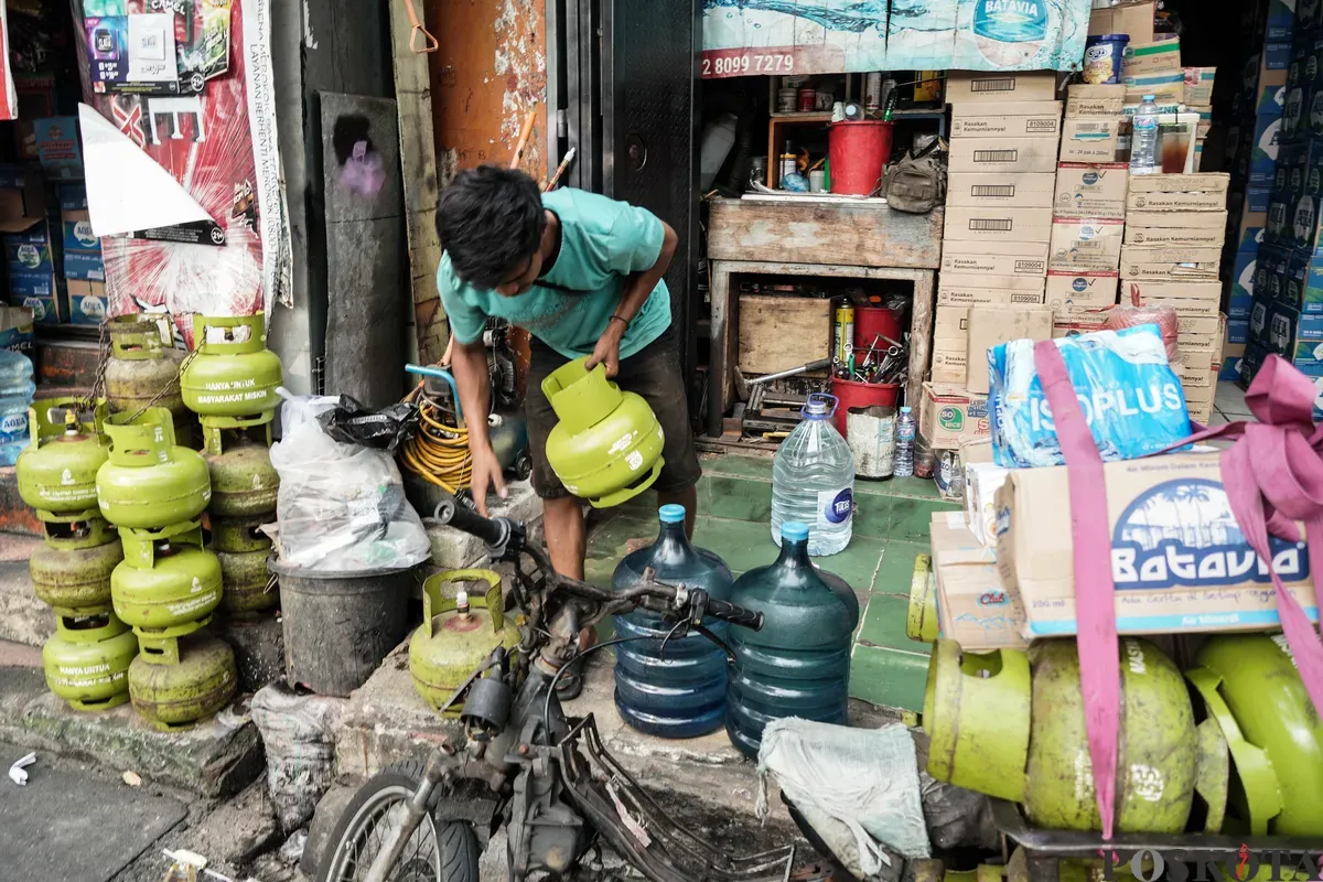 Penjual menata elpiji subsidi 3 kg yang akan diantarkan ke rumah warga di Kawasan Palmerah, Jakarta, Jum'at, 4 Juli 2025. (Sumber: Poskota/Bilal Nugraha Ginanjar)