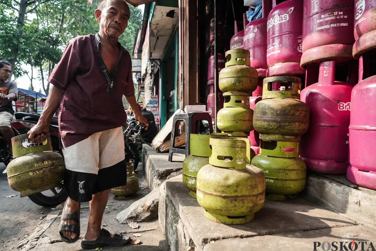 Penjual menata elpiji subsidi 3 kg yang akan diantarkan ke rumah warga di Kawasan Palmerah, Jakarta, Jum'at, 4 Juli 2025. (Sumber: Poskota/Bilal Nugraha Ginanjar)