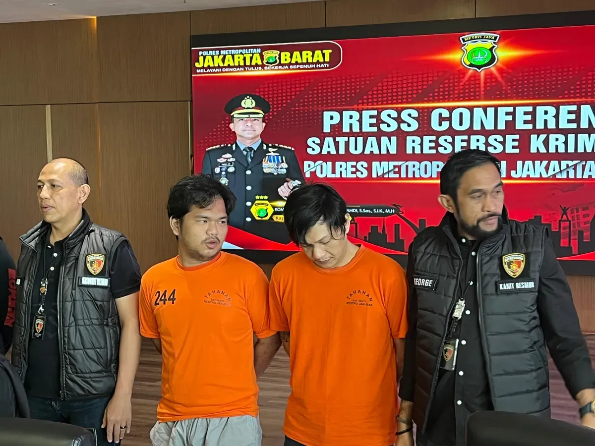Dua polisi gadungan tipu korban yang hendak jual motor di media sosial ditangkap unit Reskrim Polres Metro Jakarta Barat. (Sumber: Poskota/Pandi Ramedhan)