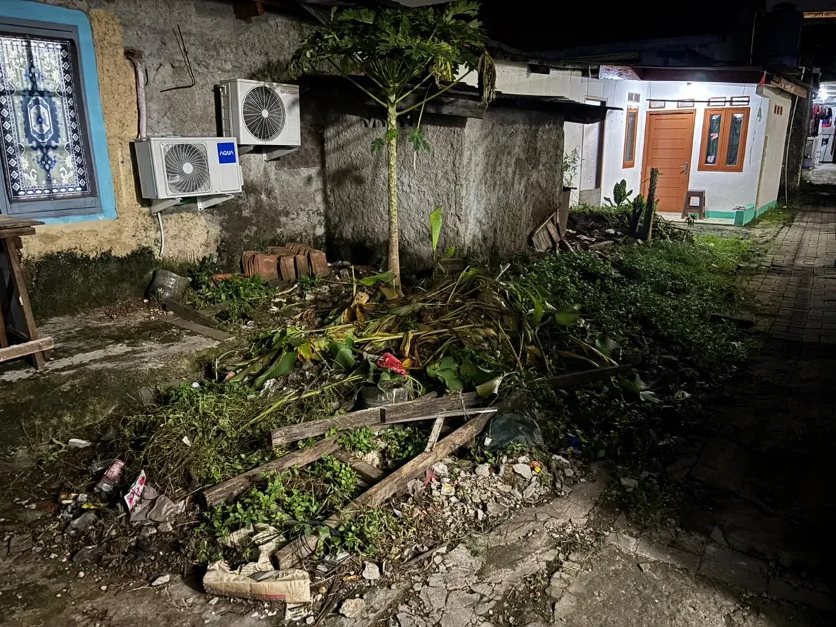 Warga keluhkan sampah yang tak kunjung dibuang petugas di Jalan M Jani RT 02 RW 03, Nomor 1 F, Petukangan Utara, Pesanggrahan, Jakarta Selatan. (Sumber: Dok Warga)