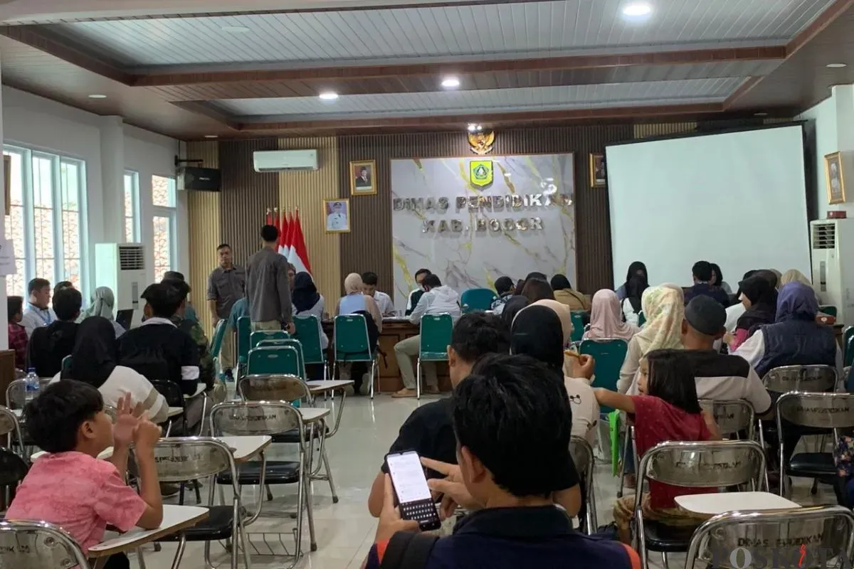 Sejumlah orang tua murid mendatangi Kantor Disdik Kabupaten Bogor mengurus pendaftaran Sistem Penerimaan Murid Baru (SPMB), Jumat, 4 Juli 2025. (Sumber: Poskota/Sekar Putri Andini)