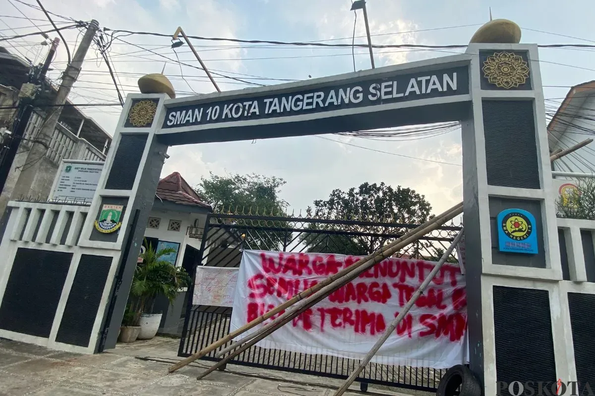 SMAN 10 Tangerang Selatan (Tangsel) diserbu warga dan spanduk terkait proses Penerimaan Peserta Didik Baru (PPDB) 2025, Jumat, 4 Juli 2025. (Sumber: Poskota/Primayanti Juli Kumala Manalu)