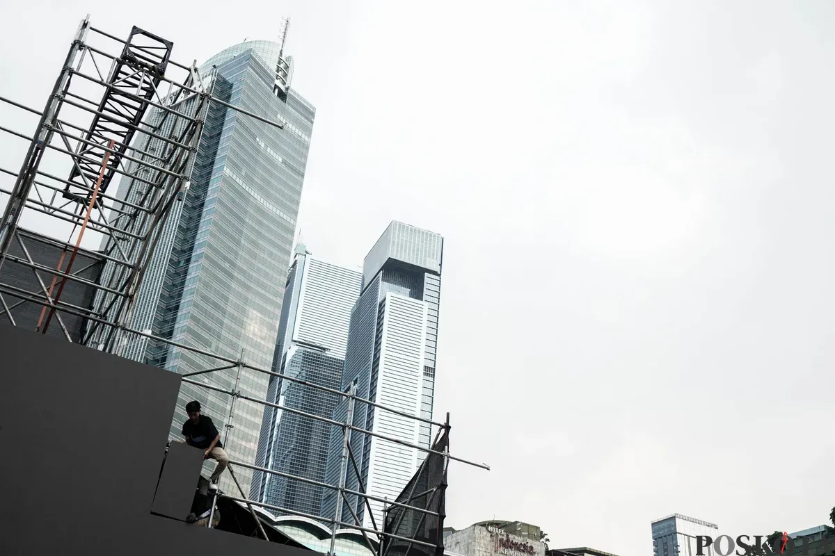 Para pekerja menyelesaikan pembangunan panggung di kawasan Bundaran Hotel Indonesia (HI), Jakarta, Jumat, 4 Juli 2025. (Sumber: Poskota/Bilal Nugraha Ginanjar)