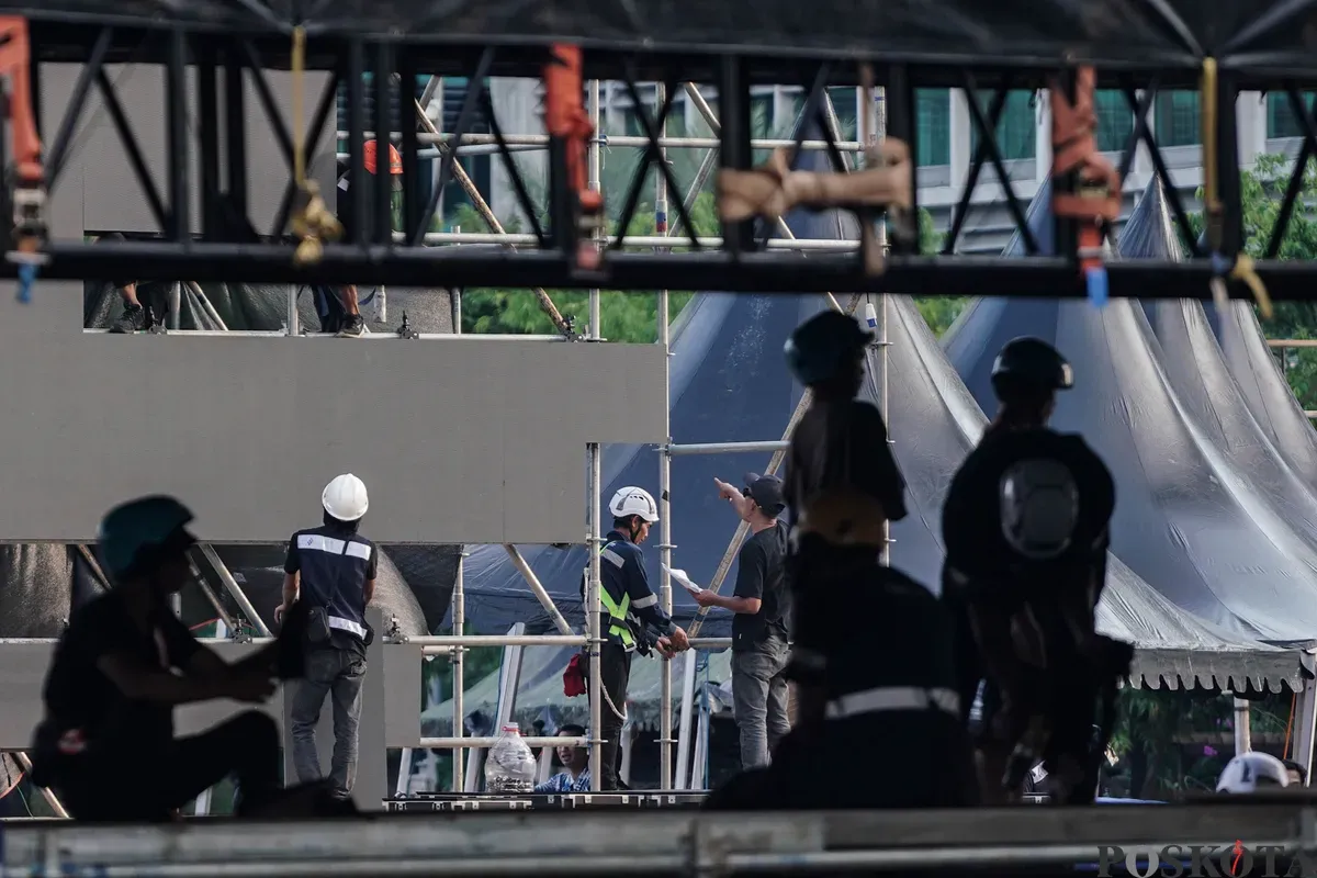 Para pekerja menyelesaikan pembangunan panggung di kawasan Bundaran Hotel Indonesia (HI), Jakarta, Jumat, 4 Juli 2025. (Sumber: Poskota/Bilal Nugraha Ginanjar)