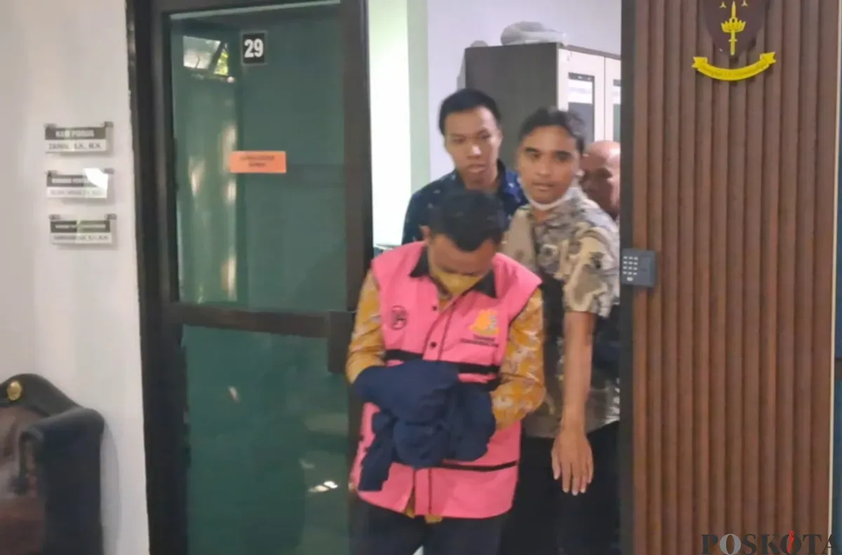 Tersangka Asep Mulyana saat akan dibawa ke Rutan Serang usai ditetapkan sebagai tersangka dugaan korupsi Proyek Jalan Usaha Tani. (Sumber: Poskota/Rahmat Haryono)