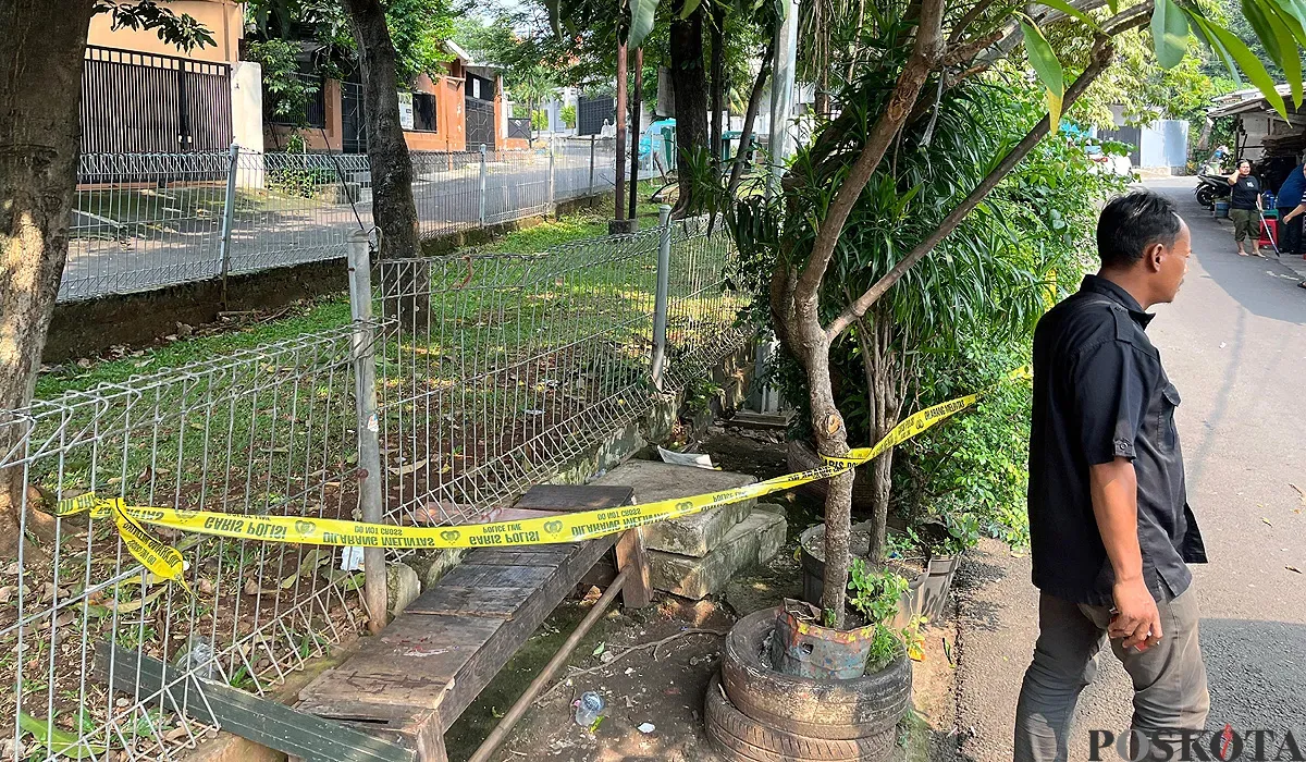 Garis polisi dipasang di TKP bocah tewas diduga akibat tersengat listrik di kawasan Kebayoran Baru, Jakarta Selatan. (Sumber: POSKOTA | Foto: Pandi Ramedhan)