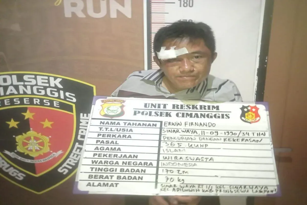 Tampang bonyok perampas uang usai dihajar massa saat mendekam di jeruji besi pesakitan Polsek Cimanggis, Kota Depok. (Sumber: Polsek Cimanggis)