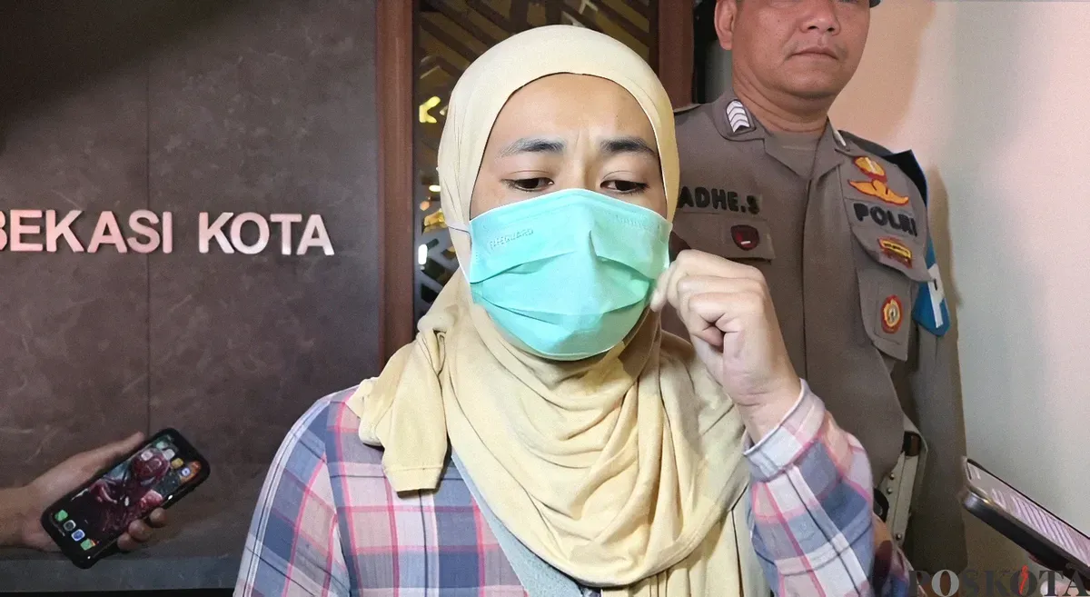 Siti Arini, 42 tahun, wanita asal Sukabumi menangis tersedu-sedu usai gagal berangkat ke Arab Saudi sebagai PMI ilegal. Siti berharap suatu saat nanti bisa berangkat sebagai pekerja resmi. Jumat 4 Juli 2025. (Sumber: Poskota/Nurpini Aulia Rapika)
