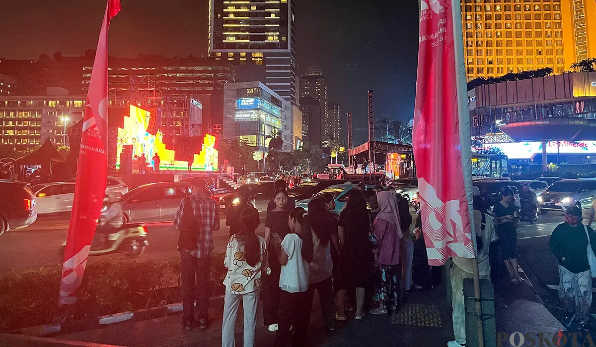 Sejumlah warga tetap berdatangan ke Bundaran HI, Menteng, Jakarta Pusat, pada Sabtu, 5 Juli 2025, meski Jakarta Muharram Festival dan uji CFN dibatalkan. (Sumber: POSKOTA | Foto: M Tegar Jihad)