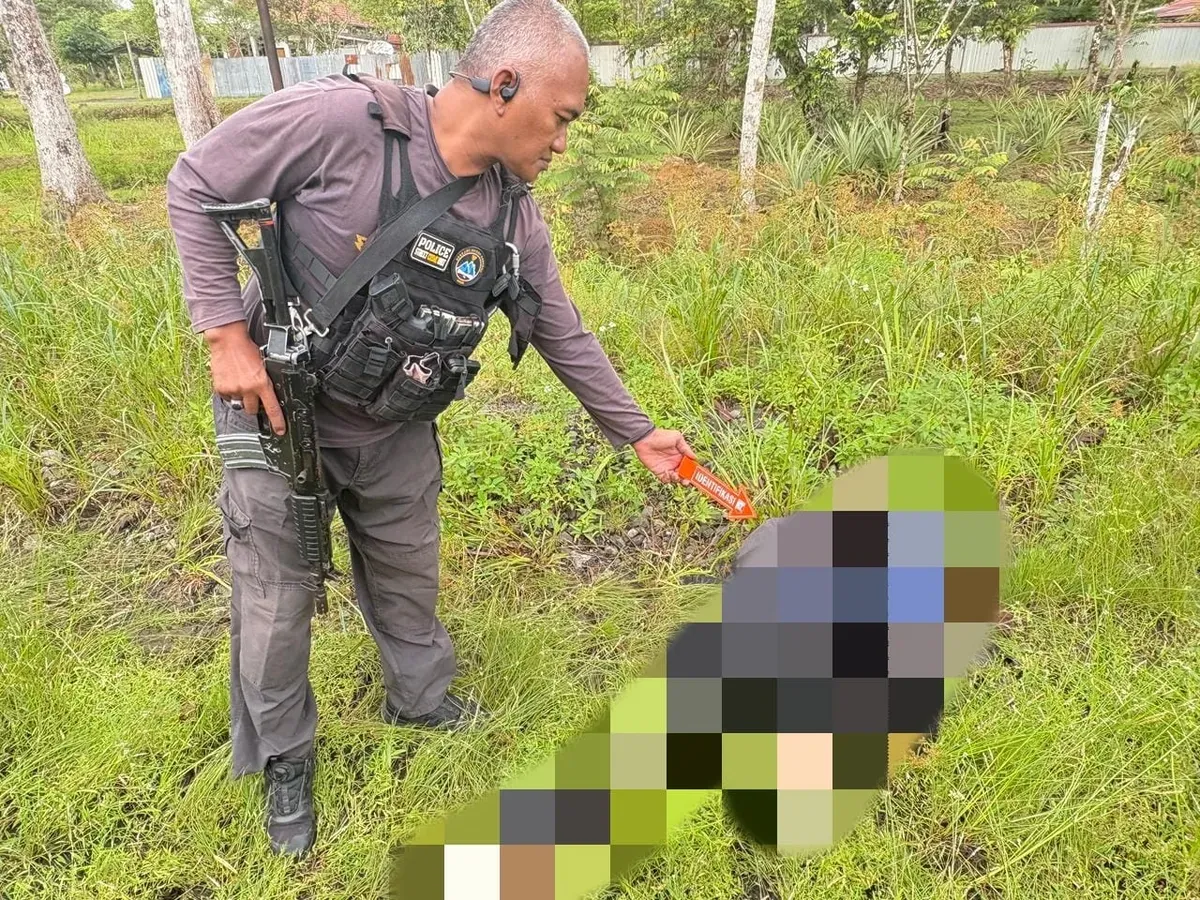 Petugas Tim Cartenz lakukan identifikasi di TKP pegawai honorer tewas ditikam oleh anggota KKB, Sabtu 5 Juli 2025. (Sumber: Satgas Damai Cartenz)