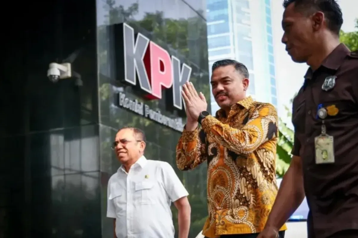 Potret Menteri UMKM, Maman Abdurrahman yang menyerahkan dokumen-dokumen kunjungan istri ke Eropa kepada KPK. (Sumber: Instagram/maman.abdurrahman.st)