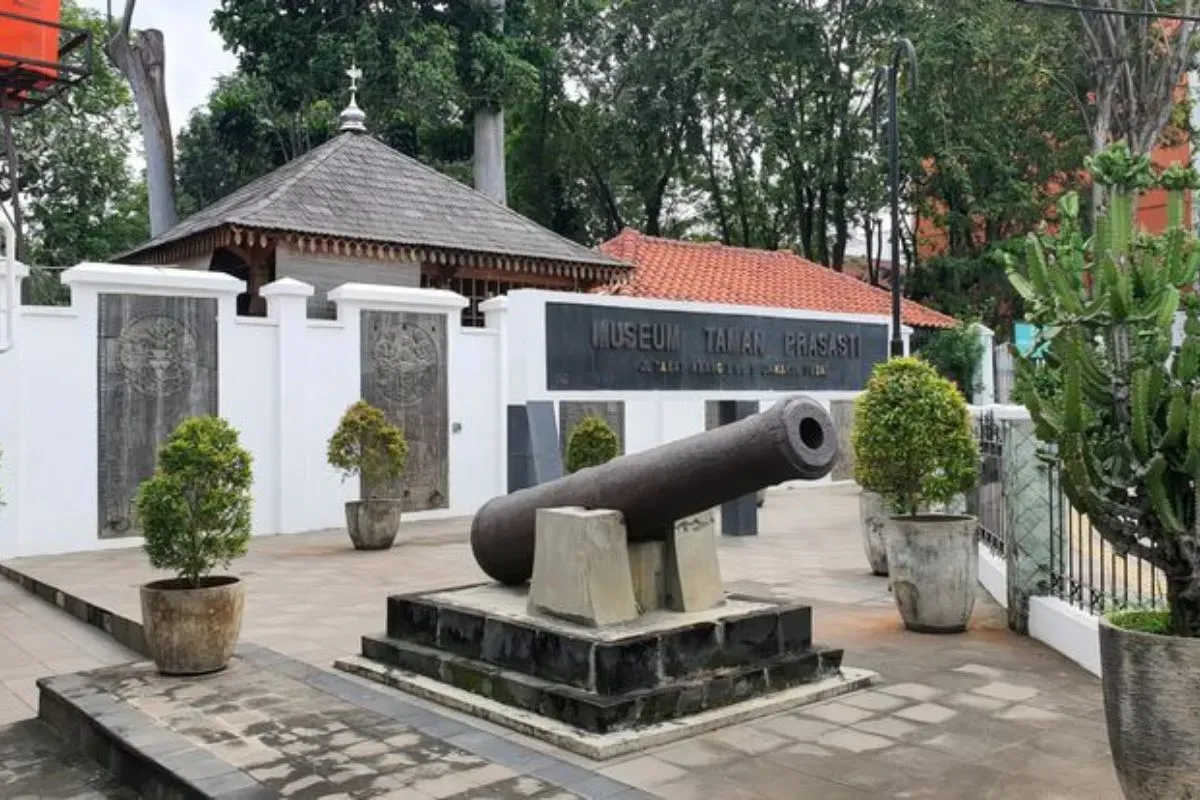 Menyusuri jejak sejarah museum taman prasasti (Sumber: Pinterest)