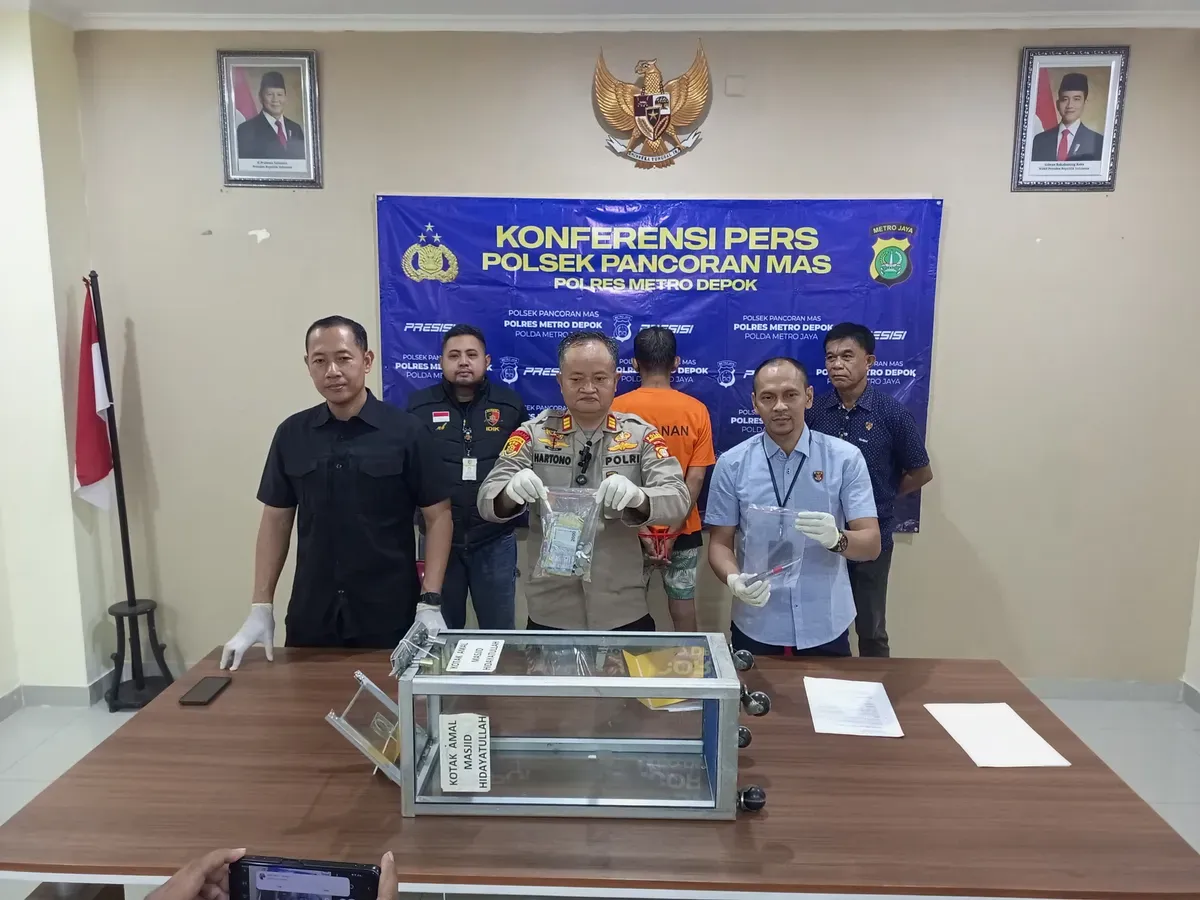 Kapolsek Pancoran Mas AKP Hartono bersama Kanit Reskrim Iptu Tulus, menunjukan barang bukti aksi pelaku pencuri kotak amal di salah satu masjid Kota Depok. (Sumber: Polsek Pancoran Mas)