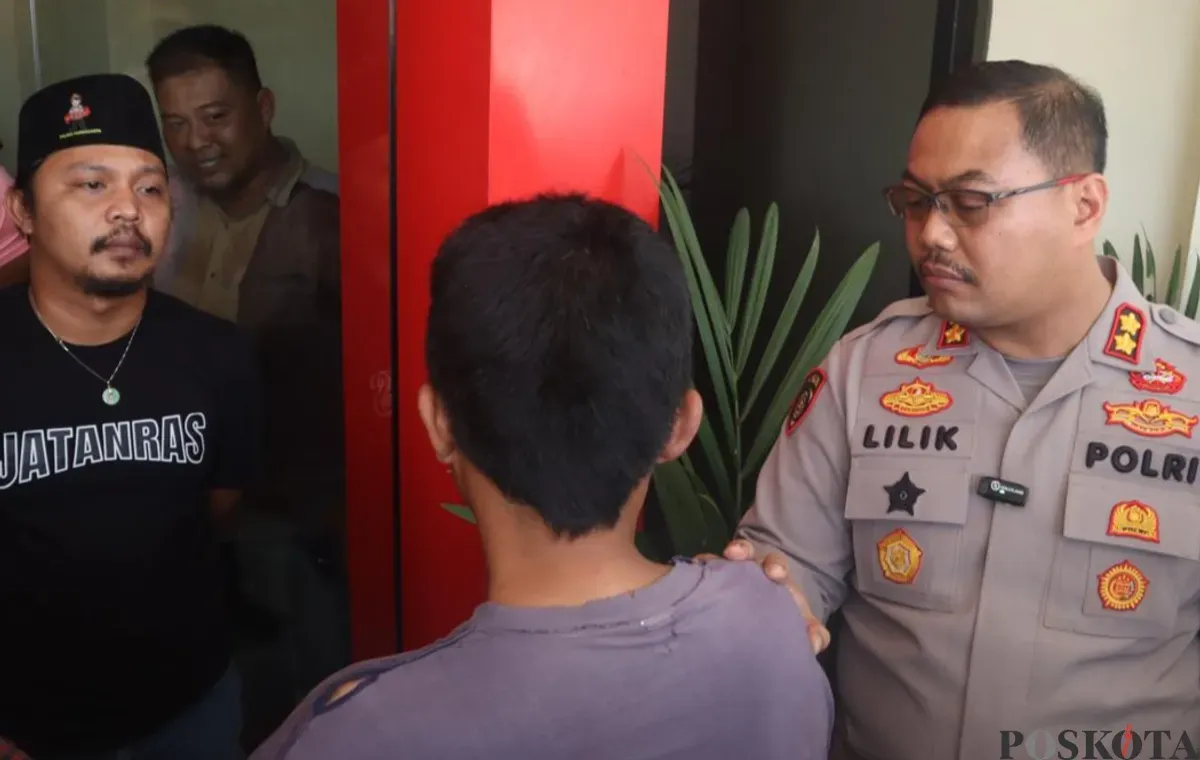 Kapolres Purwakarta AKBP Lilik Ardiansyah menginterogasi pelaku pria penganiaya anak kandungnya yang berhasil ditangkap di lokasi persembunyian, Hutan Desa Cipinang. (Sumber: Poskota/Dadan Sukmana)