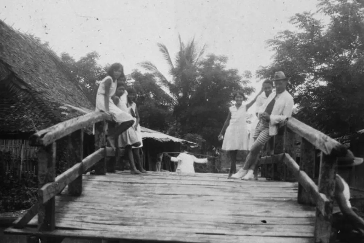 Potret sekelompok gadis Indo-Eropa dan seorang pria dengan pakaian renang, Cilincing, Jakarta. (Sumber: Wikimedia Commons)